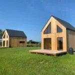 MIĘDZY FALAMI ul. Bałtycka 11, 76-002 Łazy  https://www.miedzyfalami.pl/ 